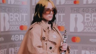 Η Billie Eilish ξεσπά στη σκηνή του Glastonbury για την απαγόρευση των αμβλώσεων στις ΗΠΑ