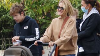 Η Τζένη Μπαλατσινού με τους γιους της, Μάξιμο και Παναγιώτη, σε οικογενειακή βόλτα