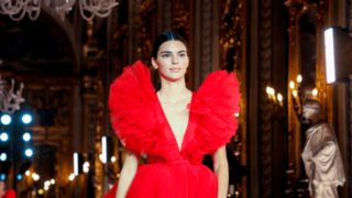 Kendall Jenner: 5 party looks για να δημιουργήσεις το απόλυτο festive look
