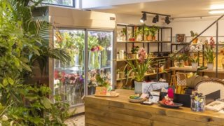 Ποτά, λουλούδια και ερωτικά παιχνίδια σε ένα μαγαζί