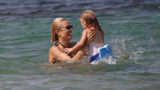Βίκυ Καγιά: Παιχνίδια με τη μικρή Μπιάνκα στην παραλία! Όλες οι φωτογραφίες