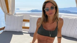 Σοφία Καρβέλα: Οι 10 καλύτερες εμφανίσεις της με μαγιό | Τα μονόχρωμα μπικίνι που προτιμά
