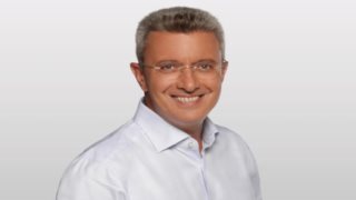 Νίκος Χατζηνικολάου | Με νέο look στις καλοκαιρινές του διακοπές