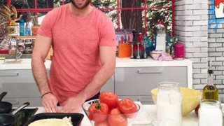 Συνταγή για Κεμπάπ Γιαουρτλού από τον Νικόλα Σακελλαρίου: Μαγειρεύει και δίνει τη συνταγή μαζί με Ντορέττα Παπαδημητρίου και Κώστα Μαρτάκη: VIDEO