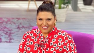 Back to school | Η Δανάη Μπάρκα με τη μίνι φούστα που θα σε γυρίσει στις σχολικές σου ημέρες