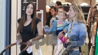 Ελεονώρα Μελέτη &amp; Φλορίντα Πετρουτσέλι: Με τις κόρες τους για ψώνια! Πού τις εντόπισε ο φωτογραφικός φακός;