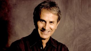 Ο Γιώργος Νταλάρας "Στους δρόμους του Ρεμπέτικου" για δύο μουσικές παραστάσεις στο Θέατρο Παλλάς