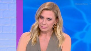 Κατερίνα Καραβάτου: "Δεν παρακολουθώ την κόρη μου στα social. H ψυχούλα μου το ξέρει όμως"