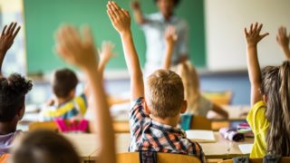 Σχολεία: Συνεδριάζει σήμερα η επιτροπή για τα μέτρα - Τι θα ισχύει με μάσκες και self test