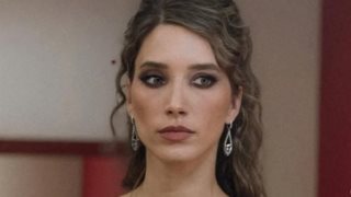 Η Γιολάντα Καλογεροπούλου επέλεξε πανωφόρι σε χρώμα που λίγες θα τολμούσαν