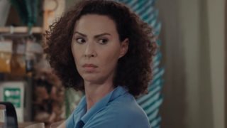 Η γη της Ελιάς |  Η Αρετή έτοιμη να καταστρέψει τον γάμο του Στάθη με την Ιουλία!