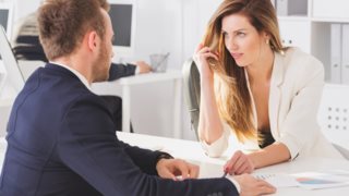 Γιατί οι γυναίκες δεν κάνουν εύκολα την πρώτη κίνηση: Οκτώ κινήσεις για να την «ξεδεικλώσεις»