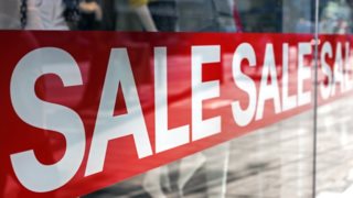 Πότε ξεκινούν οι χειμερινές εκπτώσεις - Ποια Κυριακή θα είναι ανοιχτά τα μαγαζιά