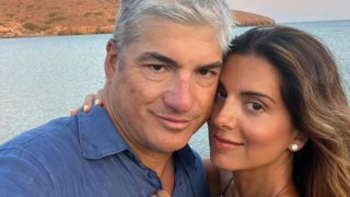 Σταματίνα Τσιμτσιλή &amp; Θέμης Σοφός μαζί σε πάρτι - Με τζιν παντελόνι γαλλικού οίκου