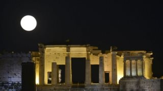 Super blue blood mood: Μαγευτικές φωτογραφίες από το σπάνιο φαινόμενο