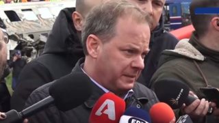 Τραγωδία στα Τέμπη | &quot;Λύγισε&quot; ο Κώστας Καραμανλής: &quot;Δεν θα αφήσουμε τίποτα κάτω από το χαλί&quot;