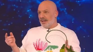 Ο Νίκος Μουτσινάς σε νέο ρεσιτάλ κριτικής στην Κατερίνα Καινούργιου