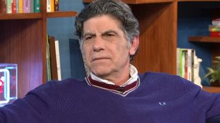 Ο Γιάννης Μπέζος εφ&#39; όλης της ύλης | Οι κριτικές που δεν τον αγγίζουν, η κωμωδία που πάσχει &amp; η ανοησία που απεχθάνεται