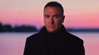 O Αντώνης Ρέμος με ένα συναρπαστικό music video για τη νέα του επιτυχία "Δευτέρα"