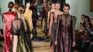 Mary Katrantzou - Erdem Χειμώνας 2018: Ένα fashion ταξίδι στην ιστορία της τέχνης και της αισθητικής
