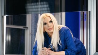 Το ξέφρενο τσιφτετέλι που χόρεψε η Αννίτα Πάνια μπροστά στον Νίκο Καρβέλα