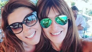 Βίκυ Χατζηβασιλείου: Η selfie με την Έλενα Παπαρίζου στην παραλία