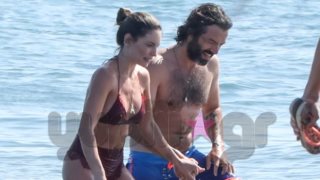 Αθηνά Οικονομάκου &amp; Φίλιππος Μιχόπουλος: Full in Love στη Σαντορίνη! Παθιασμένα φιλιά &amp; παιχνίδια στο νερό