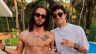 Άγγελος Λάτσιος &amp; Άρης Αργυρόπουλος | Βραδινή έξοδος στο κέντρο της Αθήνας! Δείτε το στιγμιότυπο