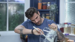 &quot;Kitchen Lab&quot; | Ο Άκης Πετρετζίκης βάζει γεύση στο Σαββατοκύριακό σου! Τι θα μαγειρέψει;