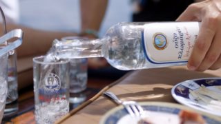 Ο Γιώργος Λέντζας και το Ούζο Πλωμαρίου μας πηγαίνουν μια βόλτα κάτω από τον ήλιο