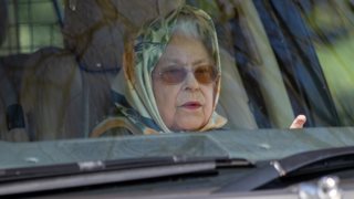 Η βασίλισσα Ελισάβετ επέστρεψε στο Κάστρο του Windsor αφού πέρασε τα γενέθλιά της στην εξοχή