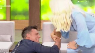 Η Ελένη Μενεγάκη επέστρεψε και στα σπρωξίματα – Στο πάτωμα βρέθηκε ο Σάββας Πούμπουρας