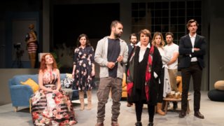 «Όποιος θέλει να χωρίσει… να σηκώσει το χέρι του!»: H παραστάση του Γιώργου Καπουτζίδη επιστρέφει για δεύτερη συνεχόμενη χρονιά!