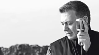 Το νέο τραγούδι του Νίκου Μακρόπουλου μόλις κυκλοφόρησε! Δείτε το ανατρεπτικό music video