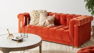 Velvet crush: 8 καναπέδες που αξίζουν μία θέση στο σαλόνι σου
