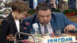 Ο Γρηγόρης Αρναούτογλου κάνει φινάλε στο The 2Night Show με γενέθλια στο πλατό!