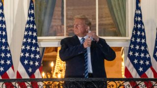 Donald Trump: Θύελλα αντιδράσεων αφού έβγαλε τη μάσκα μετά το εξιτήριο - Γρίφος η πραγματική κατάσταση της υγείας του