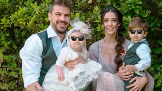 Αχιλλέας Πετρετζίκης | Ο Άκης Πετρετζίκης παίζει παιχνίδια με τον γιο του στη φουσκωτή πισίνα του σπιτιού τους και δείχνουν πιο χαρούμενοι από ποτέ