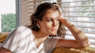 Kaia Gerber: Με slip dress στη βόλτα με τον νέο της σύντροφο
