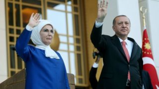 Emine Erdoğan: Ποια είναι η δυναμική Πρώτη Κυρία δίπλα στον Recep Tayyip;