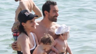 Σάκης Τανιμανίδης &amp; Χριστίνα Μπόμπα | Οι πρώτες βουτιές με τις δίδυμες κόρες τους