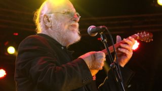 Διονύσης Σαββόπουλος: Η σκληρή κριτική στον Σφακιανάκη και οι «εμπορικοί»  καλλιτέχνες που ξεχωρίζει