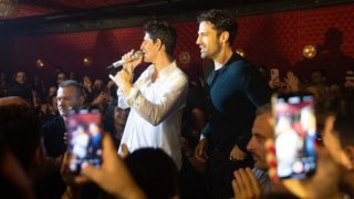 Όλες οι φωτογραφίες από την εμφάνιση του Κωνσταντίνου Αργυρού στο Cabaret Athens με τον Σάκη Ρουβά