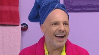 Video Of The Day: Ο... απρόσκλητος επισκέπτης στο πλατό του Μουτσινά &amp; η επική αντίδρασή του!