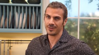 Ο Άκης Πετρετζίκης μιλά πρώτη φορά για τον ερχομό του παιδιού του &amp; αποκαλύπτει το φύλο του!