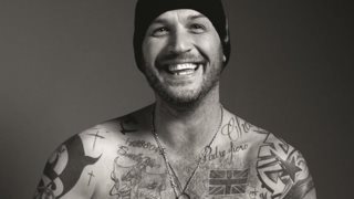 Tom Hardy: Μας δείχνει τα τατουάζ του στη νέα φωτογράφισή του για το Esquire