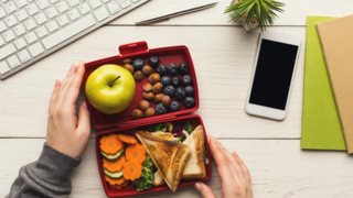 Τι να τρώω στη δουλειά; : Να τι να παίρνεις μαζί σου στο γραφείο αν κάνεις δίαιτα, αν θες ενέργεια ή κάτι ελαφρύ
