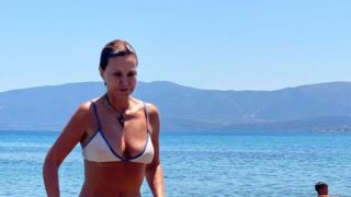 H Αλεξάνδρα Παλαιολόγου εντυπωσιάζει με την ευλυγισία της κάνοντας γυμναστική δίπλα στο κύμα