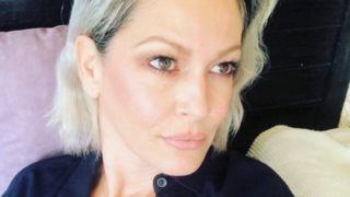 Ρέα Τουτουνζή : «Ναι» στο φυσικό, τέλος στη βαφή. Αφήνει λευκά τα μαλλιά της και πρέπει να δεις το αποτέλεσμα