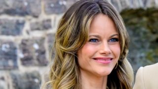 Πριγκίπισσα Σοφία: To βελούδινο κρουαζέ φόρεμα που αποκάλυψε τη φουσκωμένη κοιλιά της και το vintage πρωινό look